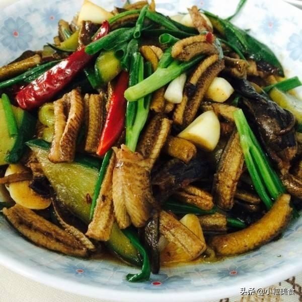  做法|美食分享：豆角炖肉焖卷子，椰菜花炒肉，大蒜烧黄鳝的美味做法