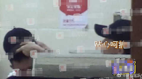 一旁|文章新恋情疑曝光,深夜约会美女,崩溃大哭美女一旁急安慰?
