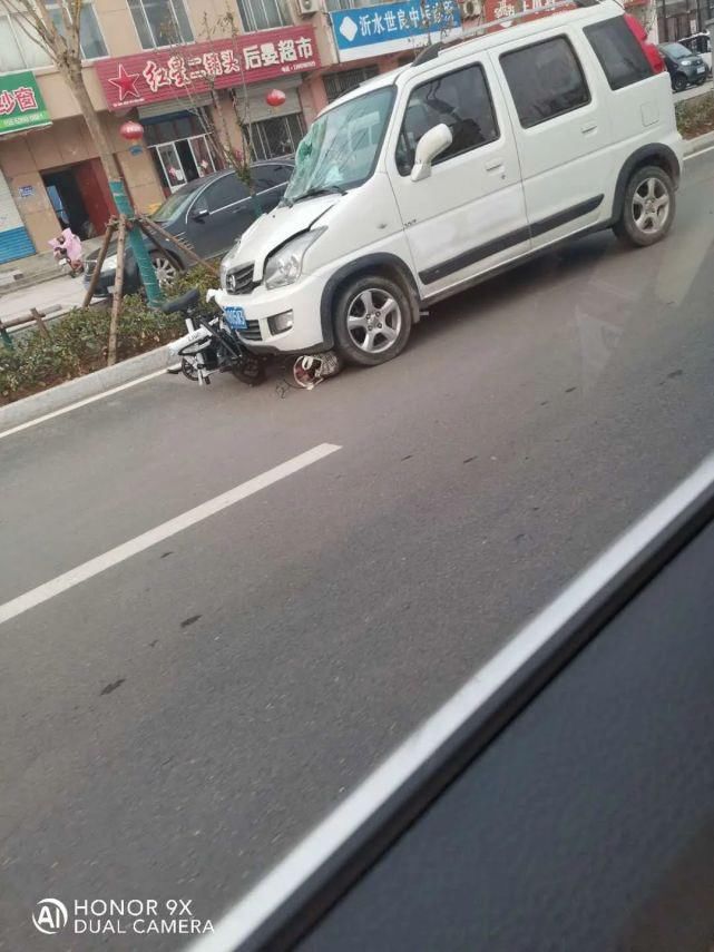 小车|注意安全：沂水一电动车与小车发生碰撞.....