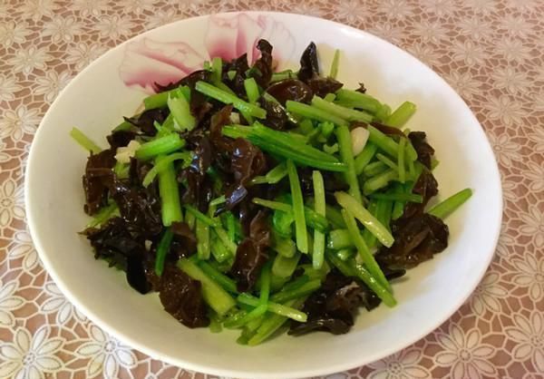 木耳|美食精选:香芹炒木耳、老干妈烩豆腐、荸荠丸子、腰果鸡丁