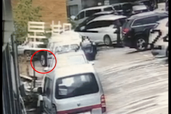  卷入|惊心！两小孩被卷入车底！小的自己爬出来，大的却……