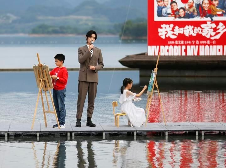 首映礼|“千岛湖的美很难复制”,徐峥带着主演们回拍摄地千岛湖参加《我和我的家乡》首映礼