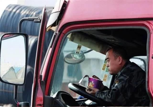  重装|货车明明带空调，为何货车司机要花钱重装一个交警真的很心酸