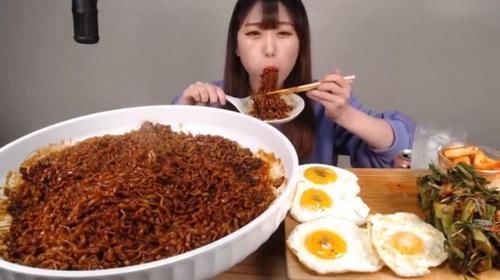 妹子|大胃王吃80斤“火鸡面”,桌上鸡蛋出卖了她,网友当我们傻吗