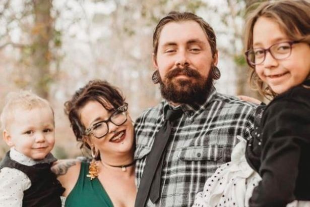  楼上|缘！美国妈妈大火中不得已从楼上扔下儿女，恰逢一位路人接住救下