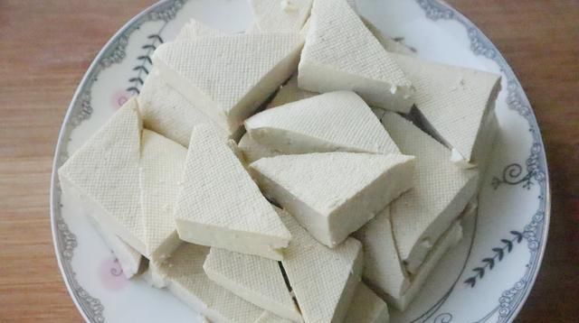 豆腐|夏天就馋豆腐这个吃法,切一切煮5分钟,出锅连渣都不剩,太好吃