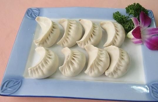  到底|煮饺子到底是用冷水还是开水？教你一招，饺子不破皮又好吃