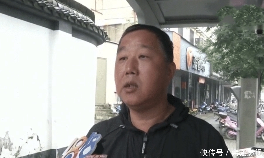  路上|城管车马路上撞到狗，遭主人指责态度不好，城管：没拴绳全责
