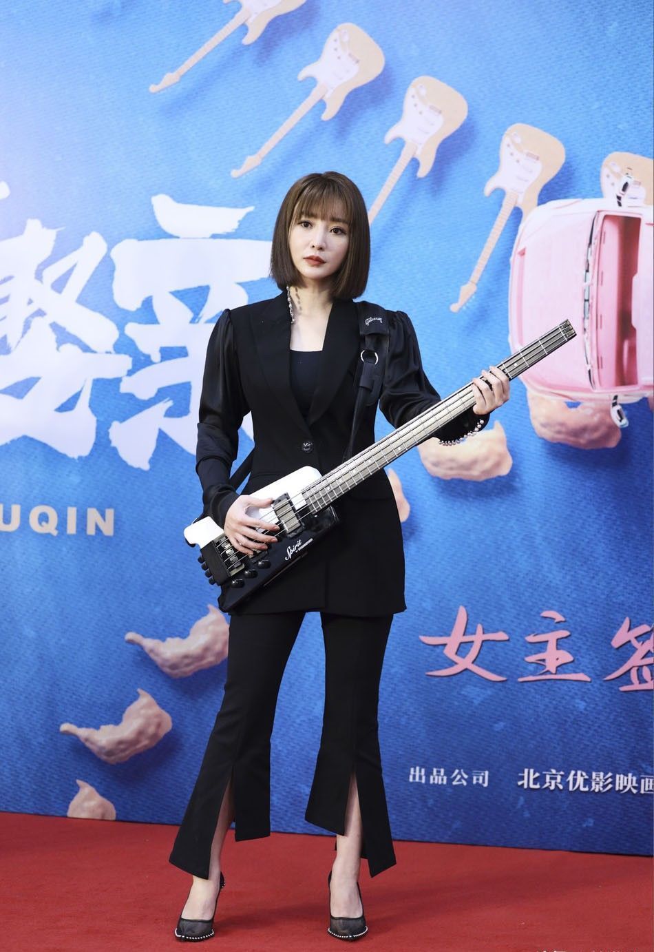  柳岩|40岁柳岩老了，黑西装空气刘海亮相，打扮年轻藏不住眼角皱纹