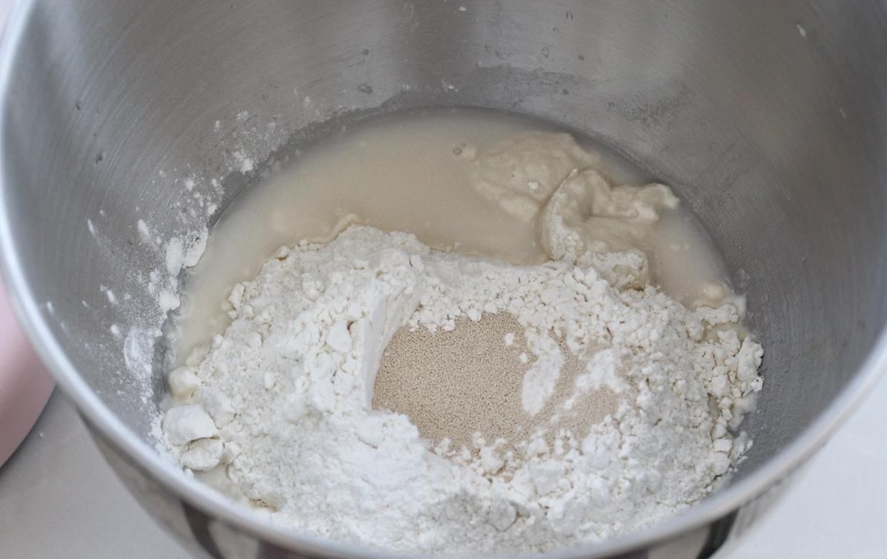 面包|吃腻了甜面包换个口味,加点葱花和肉松,还没出炉就已经香飘满屋