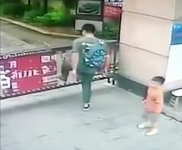 孩子|父亲为送孩子上学，一脚踏烂道闸，物业：孩子跟你一样还得了？