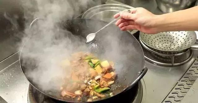  煸炒|教你煸炒鸡正宗做法，只需简单几步，比饭店做的都好吃
