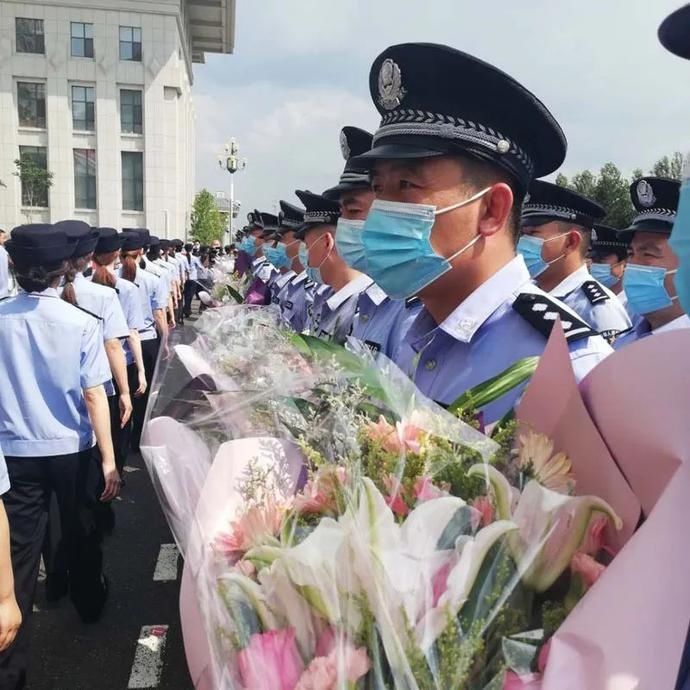  网络|抓获117人！市公安局举行电信网络诈骗案抓捕组凯旋欢迎仪式！