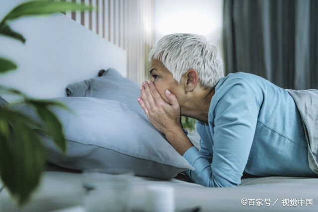 老年痴呆后期症状表现及干预(老年痴呆来临前，身体会出现哪些异常？子女需留心观察)
