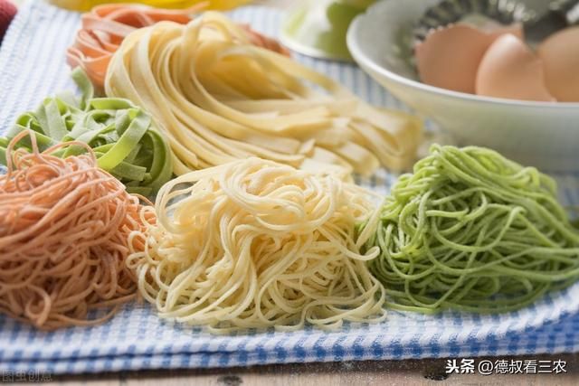  饺子皮|知道这些真相后，经常买鲜面条饺子皮的人，你还会再买吗？