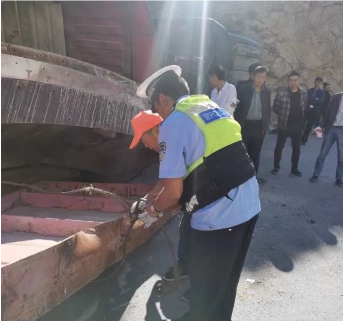  侧翻|引以为戒！德钦一挂车侧翻造成交通中断12小时