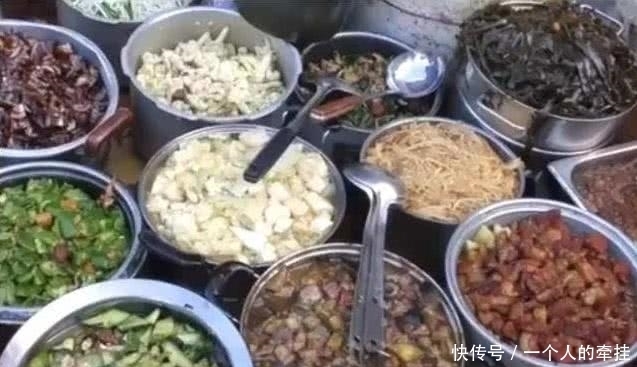 三轮车上|亲民价格路边摊,一人15块便宜到爆,每天来吃的人络绎不绝!