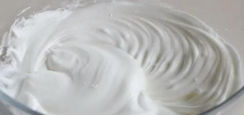  松软|平底锅玉米面煎饼，不用油也松软，撒把葡萄干更有嚼劲