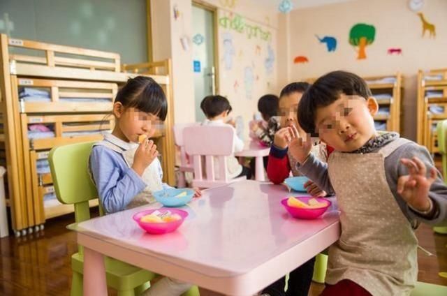  尽量|幼儿园老师建议：尽量别让女孩穿裙子上学，给出的理由很中肯