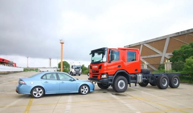  机场|500马力原厂双排 国内首辆斯堪尼亚P500 XT 6x6机场消防车底盘