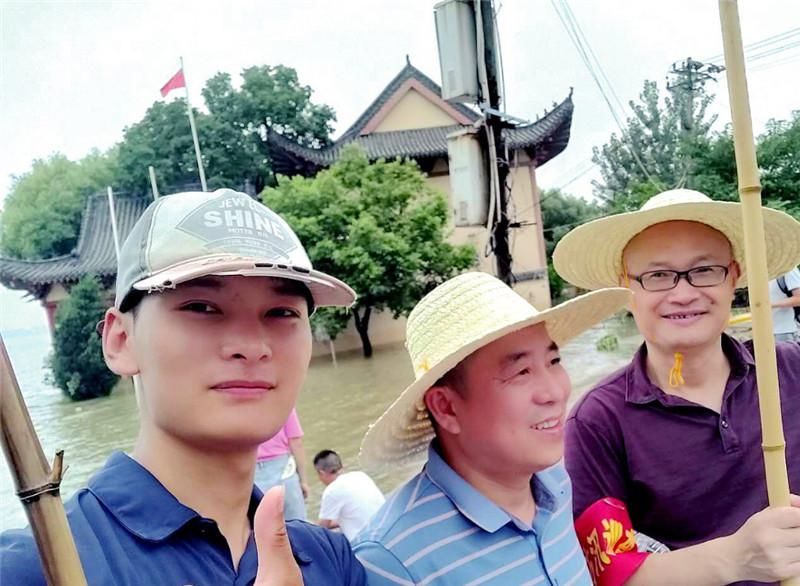  抗得|送得了外卖，抗得了洪灾！“网红”外卖小哥张乐乐化身“乘风破浪的哥哥＂