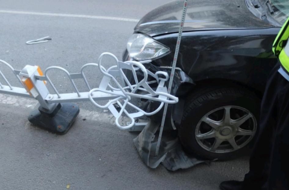  驾车|惊险丨银川男子驾车逆行肇事，2米栏杆穿透驾驶室！