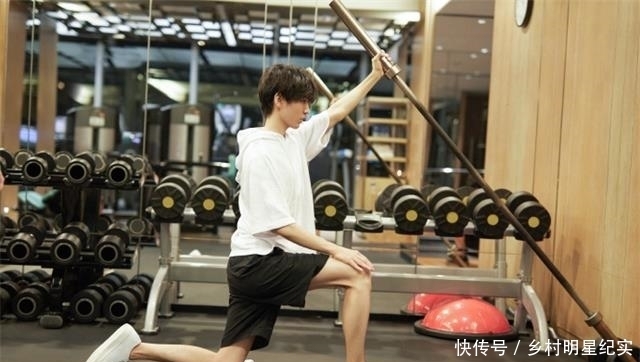  调皮|王俊凯首晒健身照，手臂与腿部线条优美，谢霆锋调皮评论：王总好