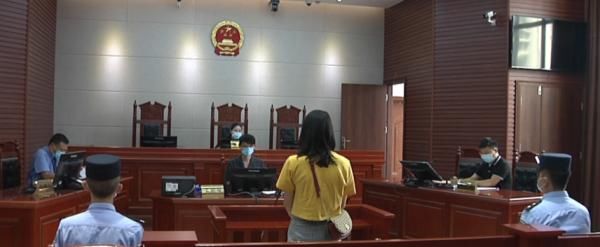  女子|因前夫不给孩子生活费，女子机场追砍前夫女友！