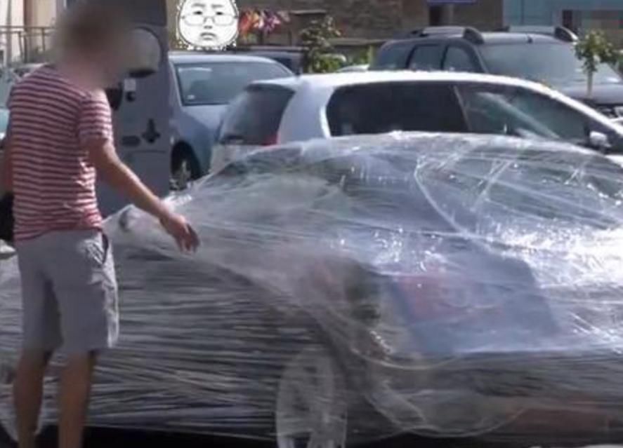 报复|乱停车堵在超市门口，老板用保鲜膜报复，车主开车时脸都绿了