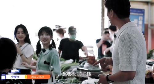  拉客|赵丽颖一人干六个人的活，温柔拉客苦笑买单，累瘫在床上吃不下饭