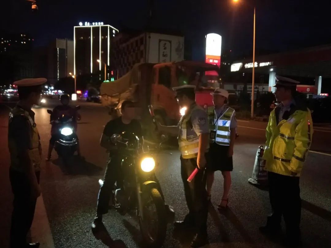  夹江|夹江交警冒雨夜查，查获酒后驾驶3起、无证驾驶1起