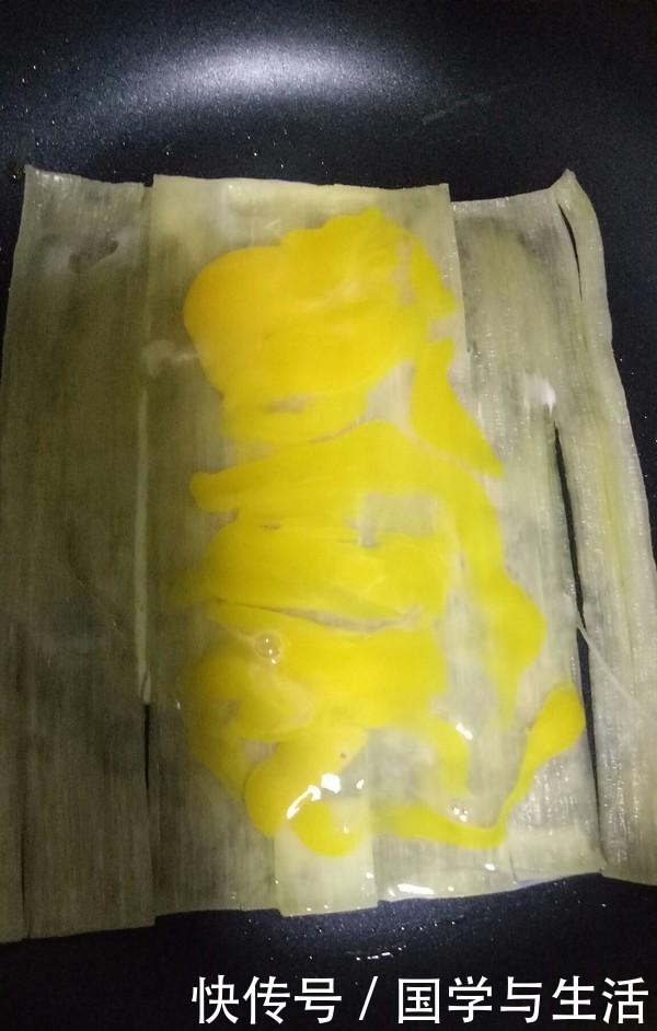 小吃|大妈在校门口卖的小吃,1个6元,每次排长队才买到,便宜又好吃