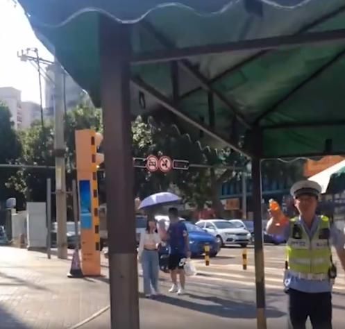  交警|大白天小姑娘和交警叔叔玩“套路”交警蒙了 网友：这样的套路可以多点