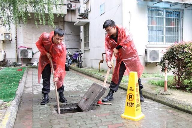 出行|杭州:志愿者加入防汛行动 保障居民出行