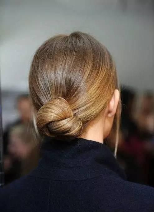 半丸子头|发型和衣服这样搭,让你从头美到脚!