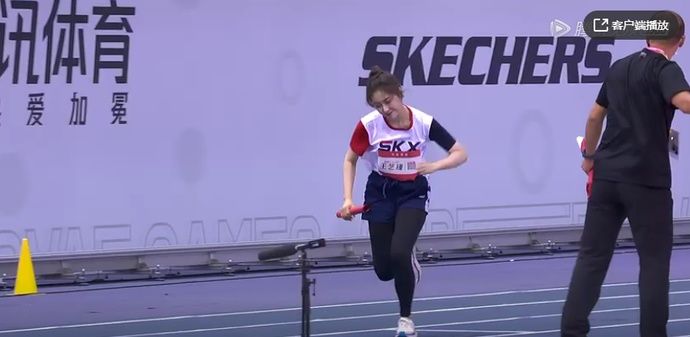  邓亚萍|《超新星》王艺瑾让邓亚萍难堪，刚戴上奖牌就自己摘下，场面尴尬