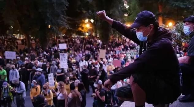 火光冲天|美国多地再发暴乱,5000抗议者冲破法院围栏,火光冲天