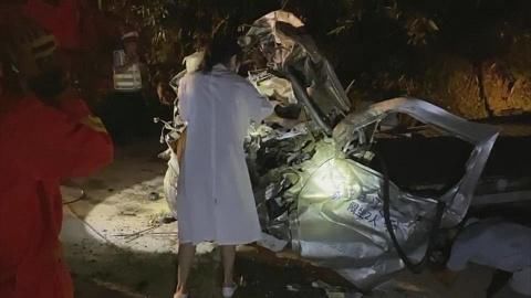  指挥|高速大货车翻侧压扁小货车 肇庆消防紧急救援