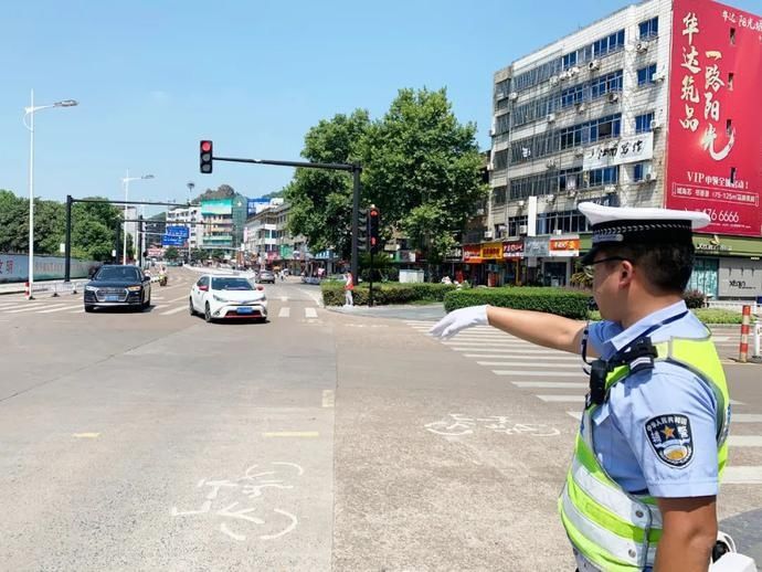 焦警|烈日“爆表”下的“焦警”，“暑”你最美！