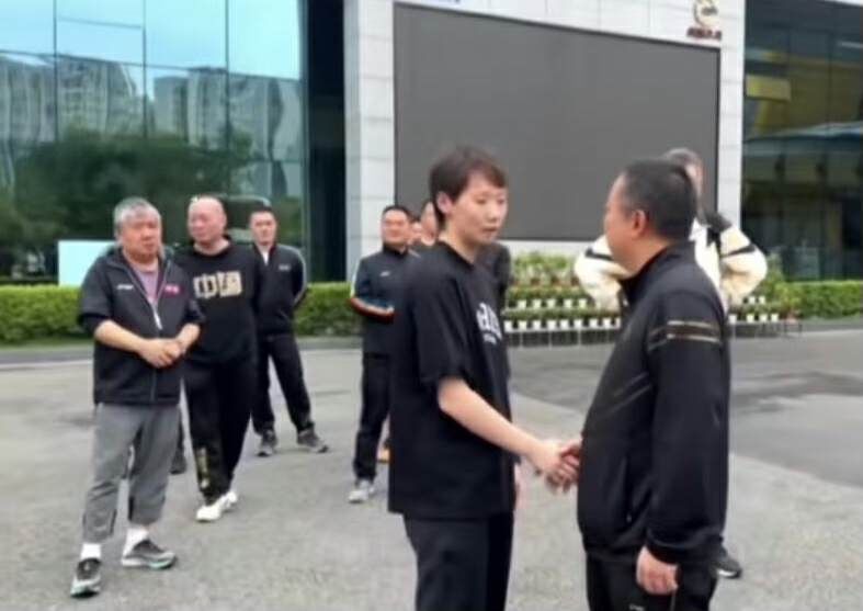 国乒出征世锦赛！刘国梁为队员壮行，王曼昱握手畅谈，颇有大佬范