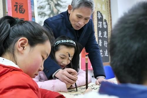  妻子|“刘”姓爸爸给孩子取名字，老师脸红叫不出口，妻子：丢死人了