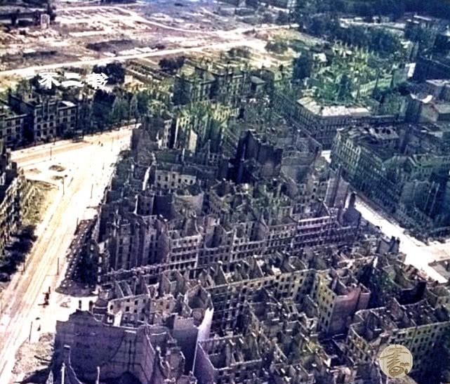  景象|上色老照片：第三帝国崩溃之时的景象，柏林街头躺着战死的德军