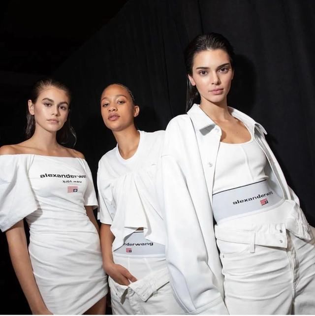 换装|唱出换装神曲《Maria》的华莎，穿衣到底有多百变？