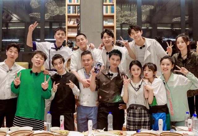  聚餐|《中餐厅》杀青聚餐大合照，刘宇宁却没到场，黄晓明的做法很圈粉