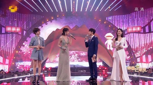  同台|万茜主持首秀闹笑话，抢话不断还暴露情商，自认跟何炅同台是他的荣幸