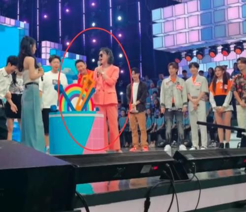 赵丽颖|赵丽颖在快本和杜华“互怼”,有谁注意旁边的王一博?现场观众都炸锅了