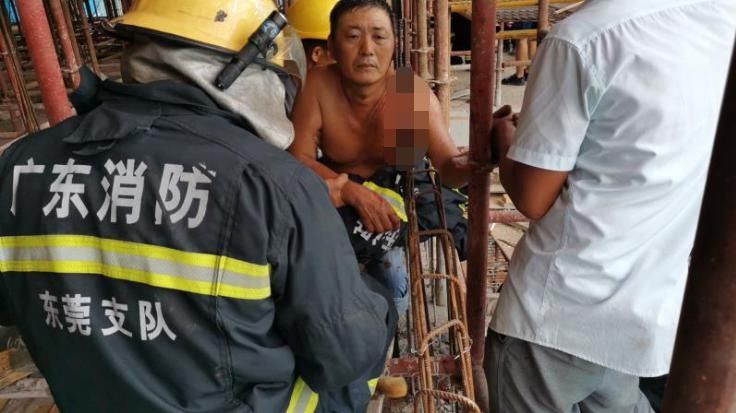  坠落|东莞一男子工地意外坠落，4根钢筋插穿体内