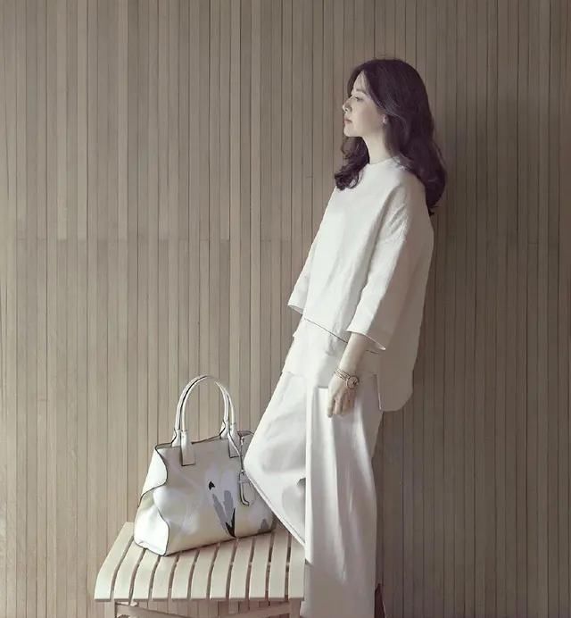  保养|49岁李英爱保养得太好了，穿黑色Look素颜现身，皮肤状态像30岁