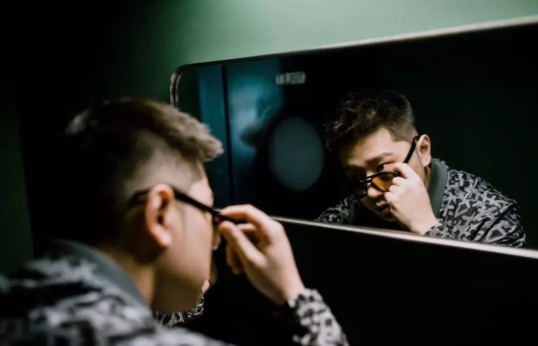  微博|王以太演出被香槟喷满脸，半个嘻哈圈为他道不平！香槟男：下一个目标GAI！