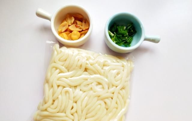  麻酱中|土豆粉里加点这个佐料，好吃到舔盘！孩子说他还可以再吃一碗